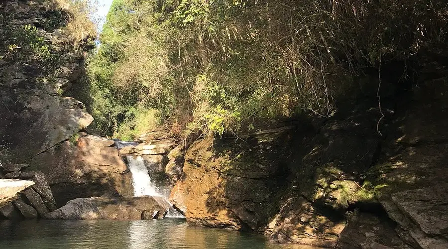 Cachoeira do Mandembe: Um Paraíso Escondido em Luminárias, Minas Gerais