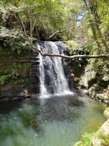 oço de águas cristalinas formado pela Cachoeira da Jandira, ideal para banho e contemplação da natureza.