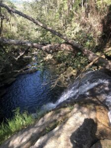 Vista superior da Cachoeira da Jandira, destacando sua queda d'água e o poço formado entre as rochas.