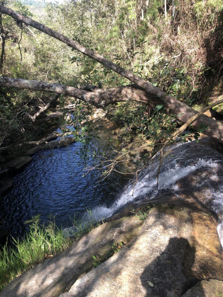 Vista superior da Cachoeira da Jandira, destacando sua queda d'água e o poço formado entre as rochas.