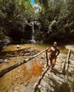 Trilha bem sinalizada levando à Cachoeira da Serra Grande, rodeada por mata nativa e ambiente tranquilo para os visitantes.