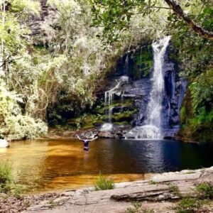 Vista da Cachoeira da Serra Grande, com poço de águas cristalinas e faixa de areia.