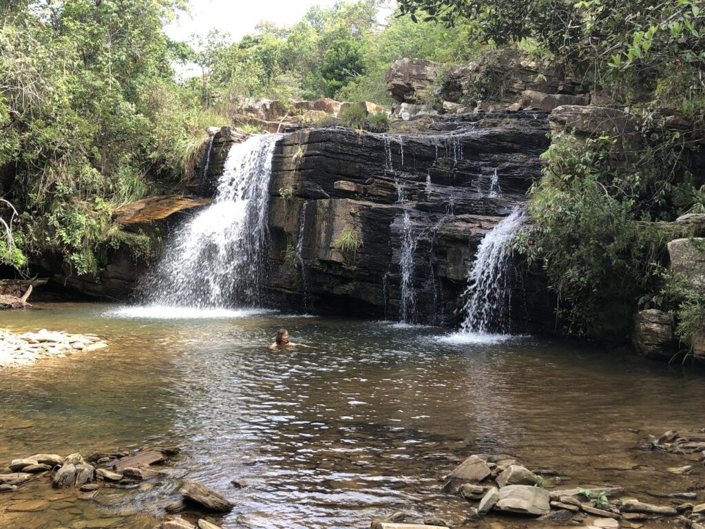 Uma turista aproveita para se refrescar no poço da Cachoeira do Mamono em Luminárias Minas Gerais