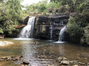 Uma turista aproveita para se refrescar no poço da Cachoeira do Mamono em Luminárias Minas Gerais