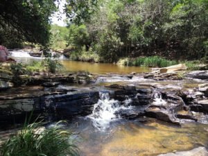 Vista panorâmica da Cachoeira do Paredão com suas piscinas naturais de águas cristalinas.