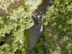 Vista aérea de uma das piscinas e seu escorregador natural da Cachoeira do Paredão