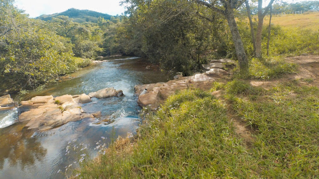 Uma das piscinas da Cachoeira do Paredão, ideal para banho e relaxamento.