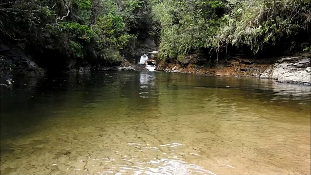 Vista da piscina natural da Cachoeira do Lobo em Luminárias, Minas Gerais