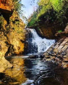 Queda d'agua da Cachoeira do lobo forma uma banheira com hidromassagem natural