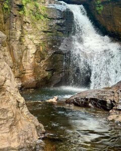 Um visitante aproveitando a hisdromassagem natural da Cachoeira do Lobo.