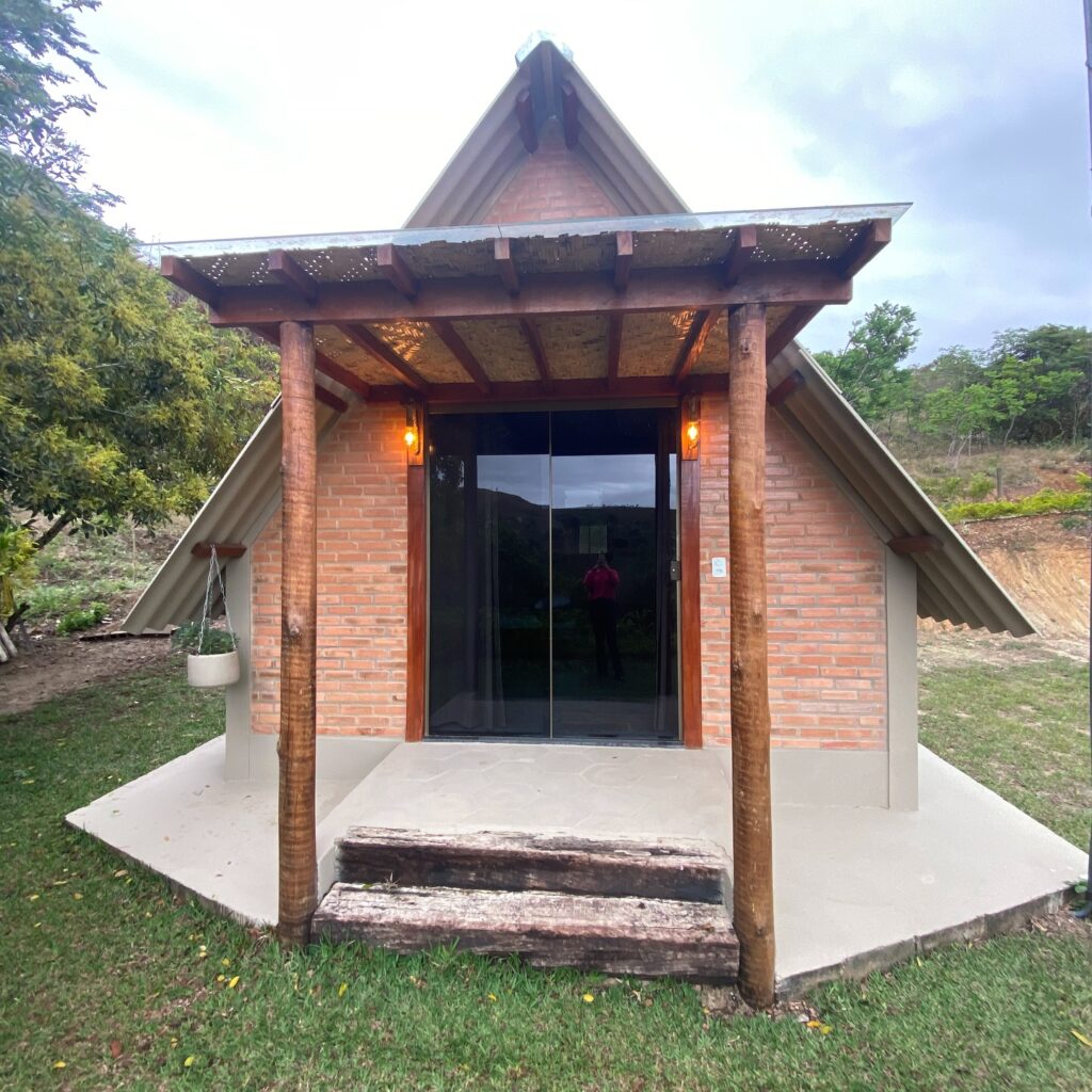 Fachada de um dos chalés no Chalés do Mangue Luminárias Destaque