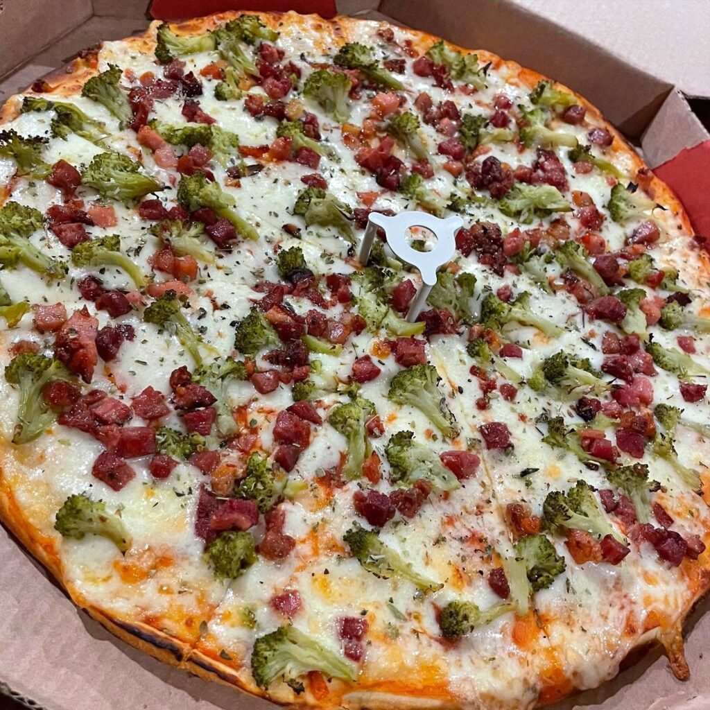 Uma pizza artesanal para delivery do Chapa Quente