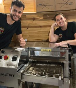 Equipe do Chapa Quente Luminárias, pronta para atender os clientes.