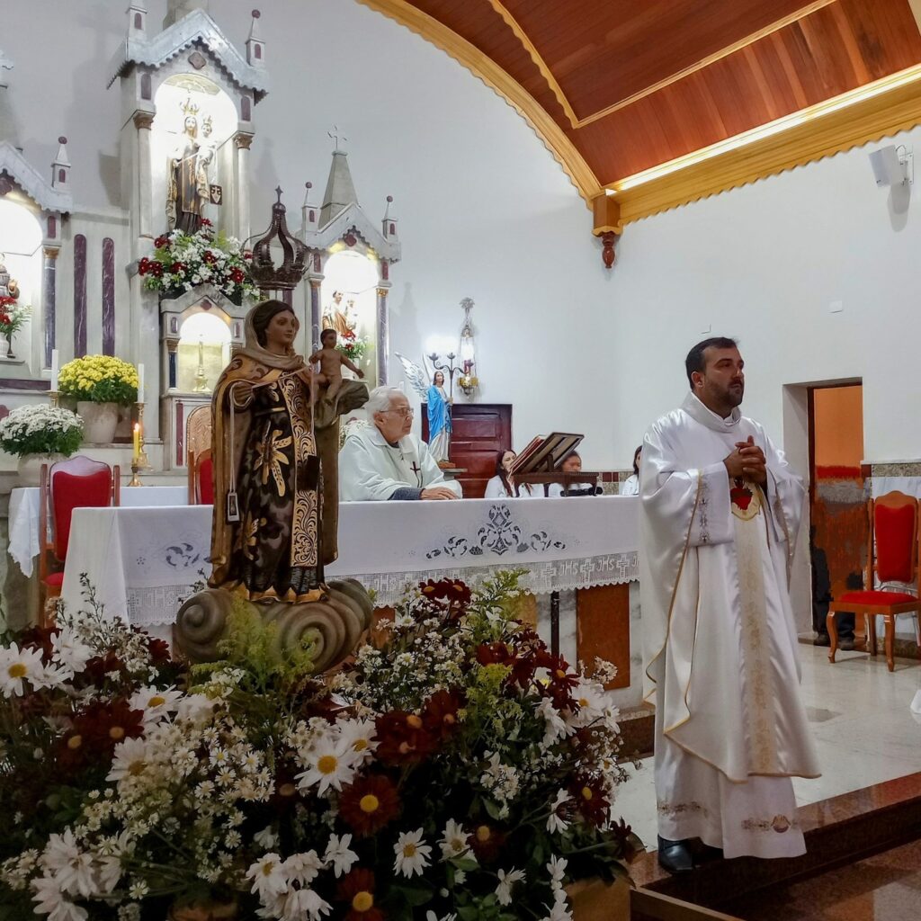 Altar da Igreja Matriz de Nossa Senhora do Carmo em Luminárias durante uma celebração