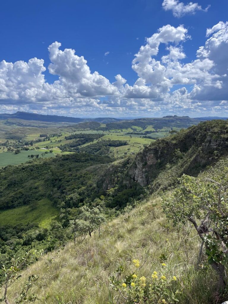 Vista panorêmica de cima do Pico da Asa Delta