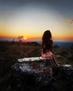 Visitante apreciando o pôr do sol no Pico da Asa Delta