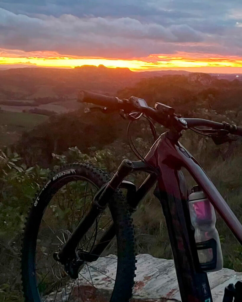 Pôr do sol visto do Pico da Asa Delta em Luminárias