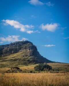 Trilha íngreme levando ao cume do Pico do Cruzeiro, com pedras e vegetação nativa ao redor.