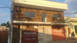 Fachada da Pousada Vó Vevinha Luminárias Destaque