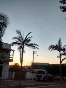 Vista da sacada da pousada de um belo por do sol