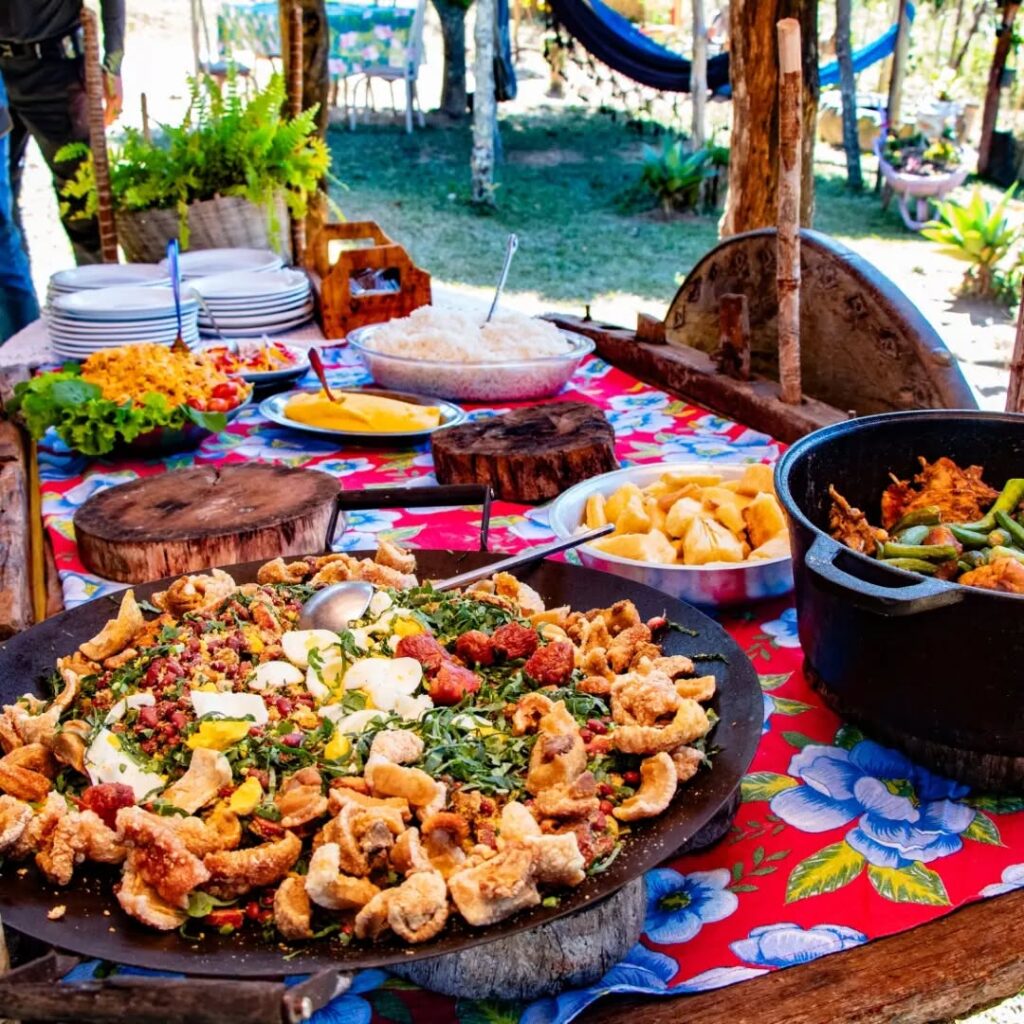 Pratos tradicionais da culinária mineira servidos em um ambiente familiar, destacando sabores autênticos da região.