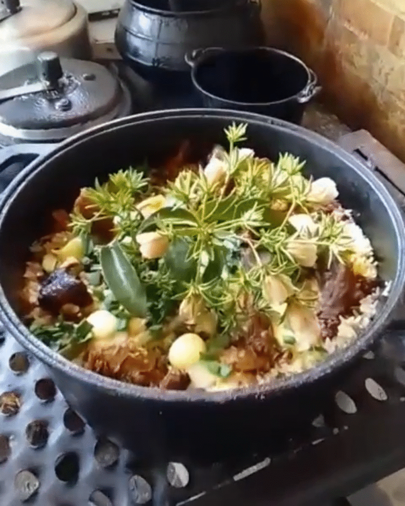 Delicioso prato de macadame, especialidade da casa e patrimônio cultural de Luminárias, servido com ingredientes frescos e locais