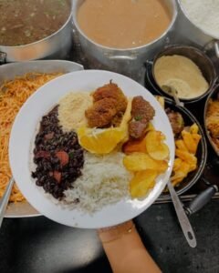 Detslha de um prato de uma deliciosa feijoada típica mineira no Restaurante Padre Bueno