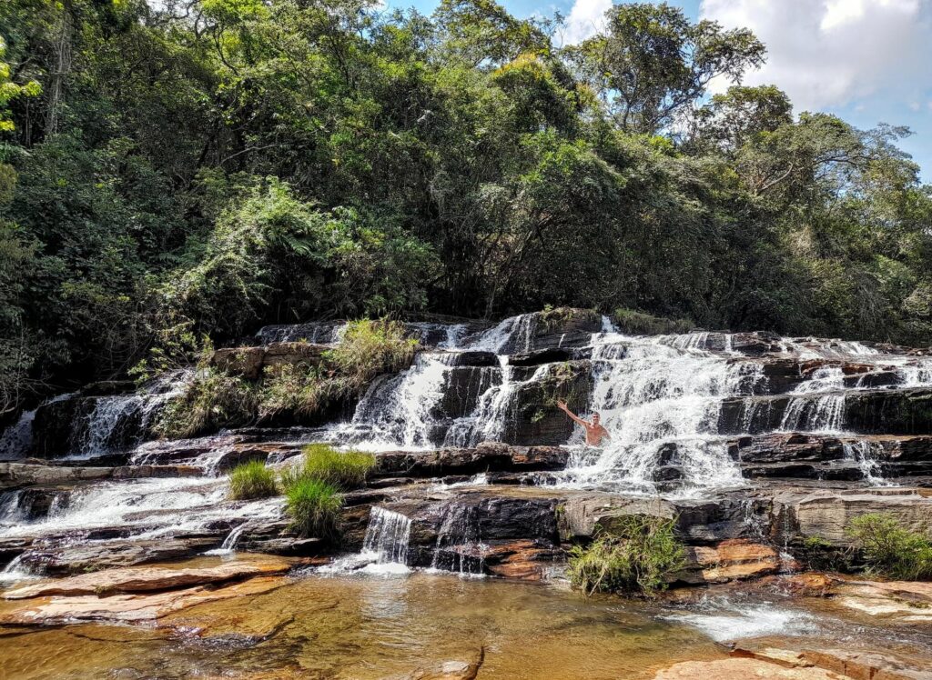 Perspectiva da trilha final com vista para a cachoeira, destacando a beleza integrada à paisagem.