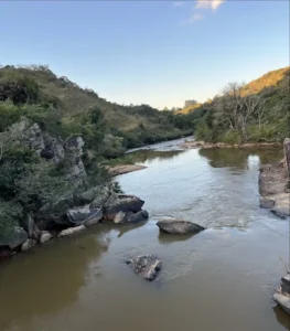 Explore a Escada do Rio Ingaí, em Luminárias, MG, um destino de tranquilidade e conexão com a natureza, acessível por trilha.