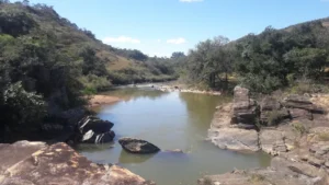Vista panorâmica da Escada do Rio Ingaí, um destino natural em Luminárias, MG, perfeito para quem busca trilhas e aventura.