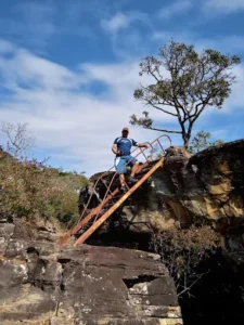 A beleza natural da Escada do Rio Ingaí em Luminárias, MG, encanta os visitantes com suas formações rochosas