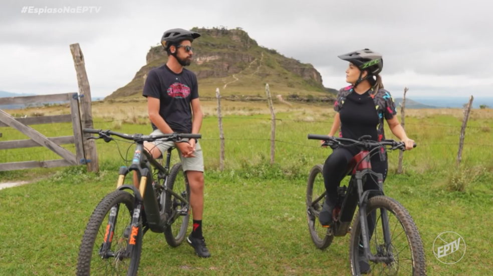 Fábio e Débora em frente ao Pico do Cruzeiro em Luminárias