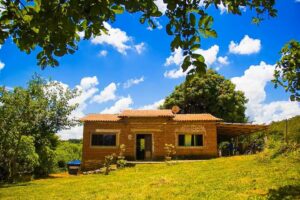 : Fachada do Sítio Tabatinga em Luminárias-MG, destacando sua localização tranquila no bairro rural Ribeirãozinho