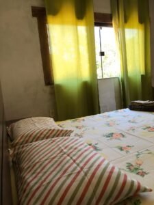 Quarto espaçoso do Sítio Tabatinga, oferecendo conforto e tranquilidade para os hóspedes.
