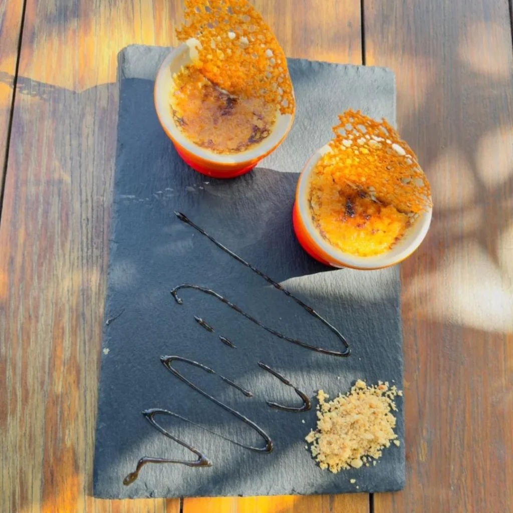 Luminárias recebe estudantes do UniBH em parceria com Le Cordon Bleu em projeto gastronômico e cultural 4 Arroz doce com camada de Crème brûlée, acompanhado de farofa de amendoim e redução de café. Um toque sofisticado a clássicos sabores.