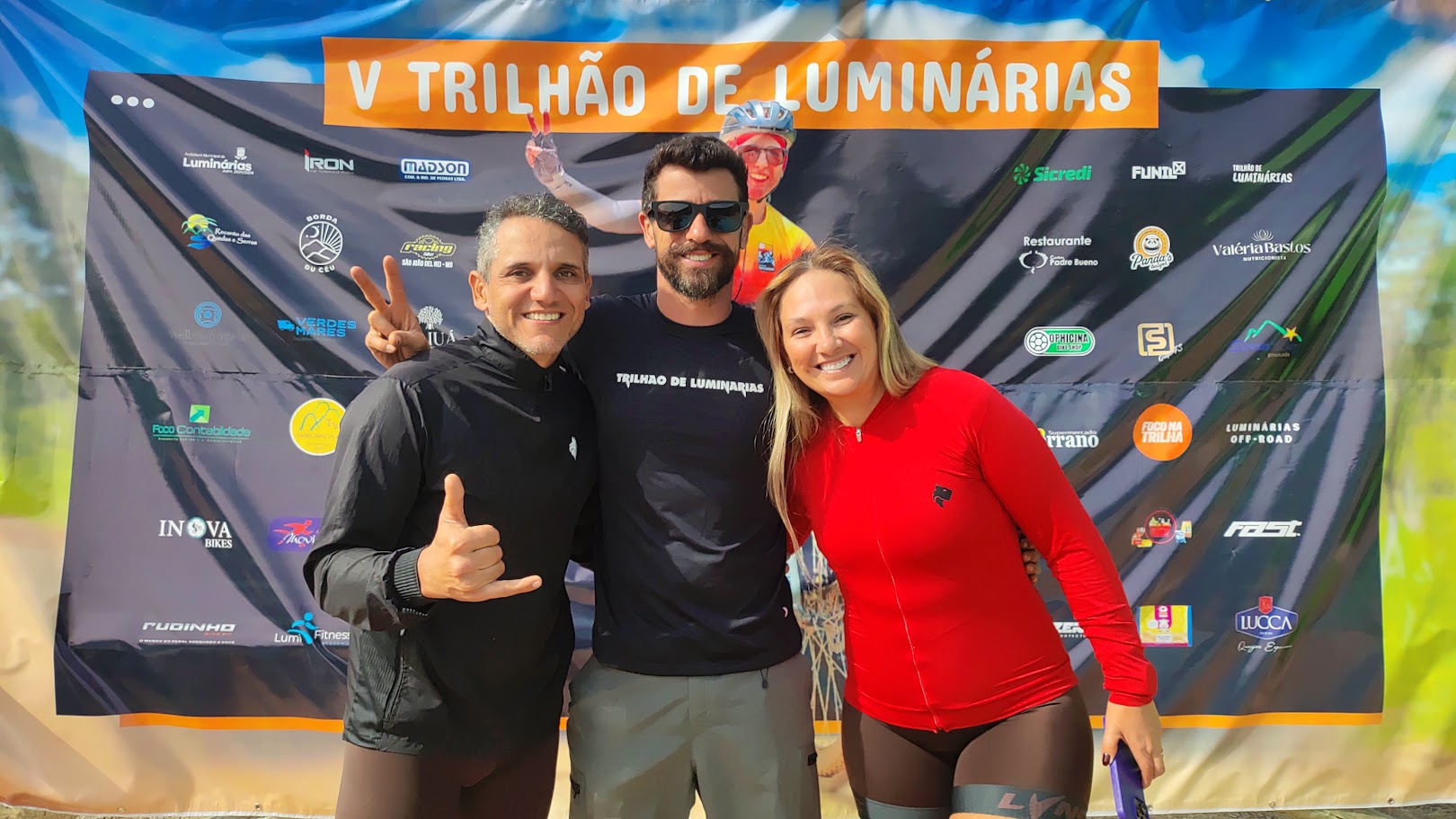 V Trilhão de Luminárias reúne quase 400 ciclistas e destaca a cidade como destino de turismo de aventura 1 Eduardo e Larissa do Amo Pedal Uai e Fábio o organizador do V Trilhão de Luminárias