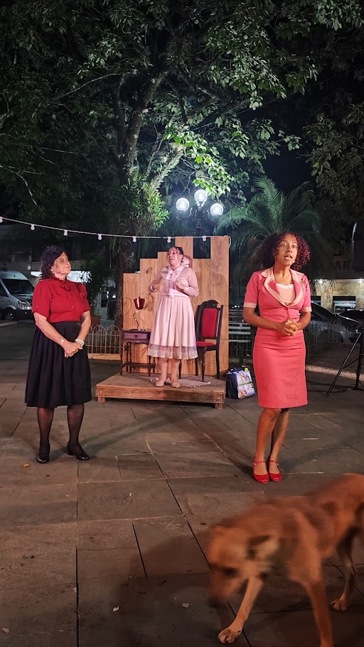 Grupo Cênico em cena durante a peça “O Grande Dia” na Praça Nossa Senhora do Carmo, encantando público de todas as idades em Luminárias, MG