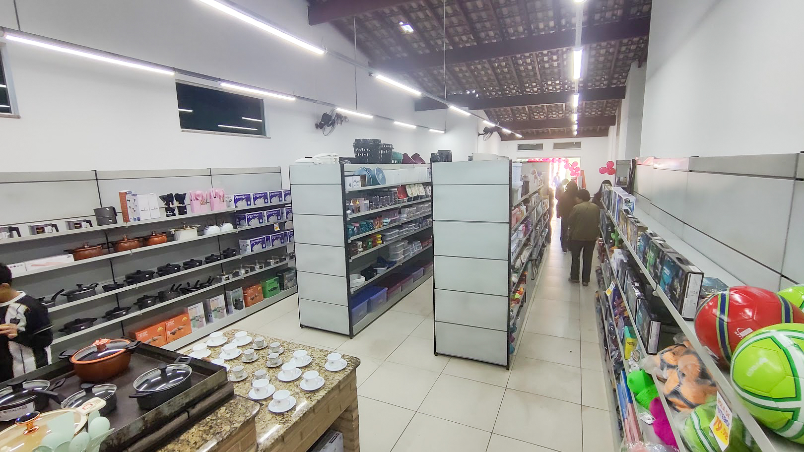 Destque dos clientes, a variedade de produtos e organização do Lojão do Sucesso
