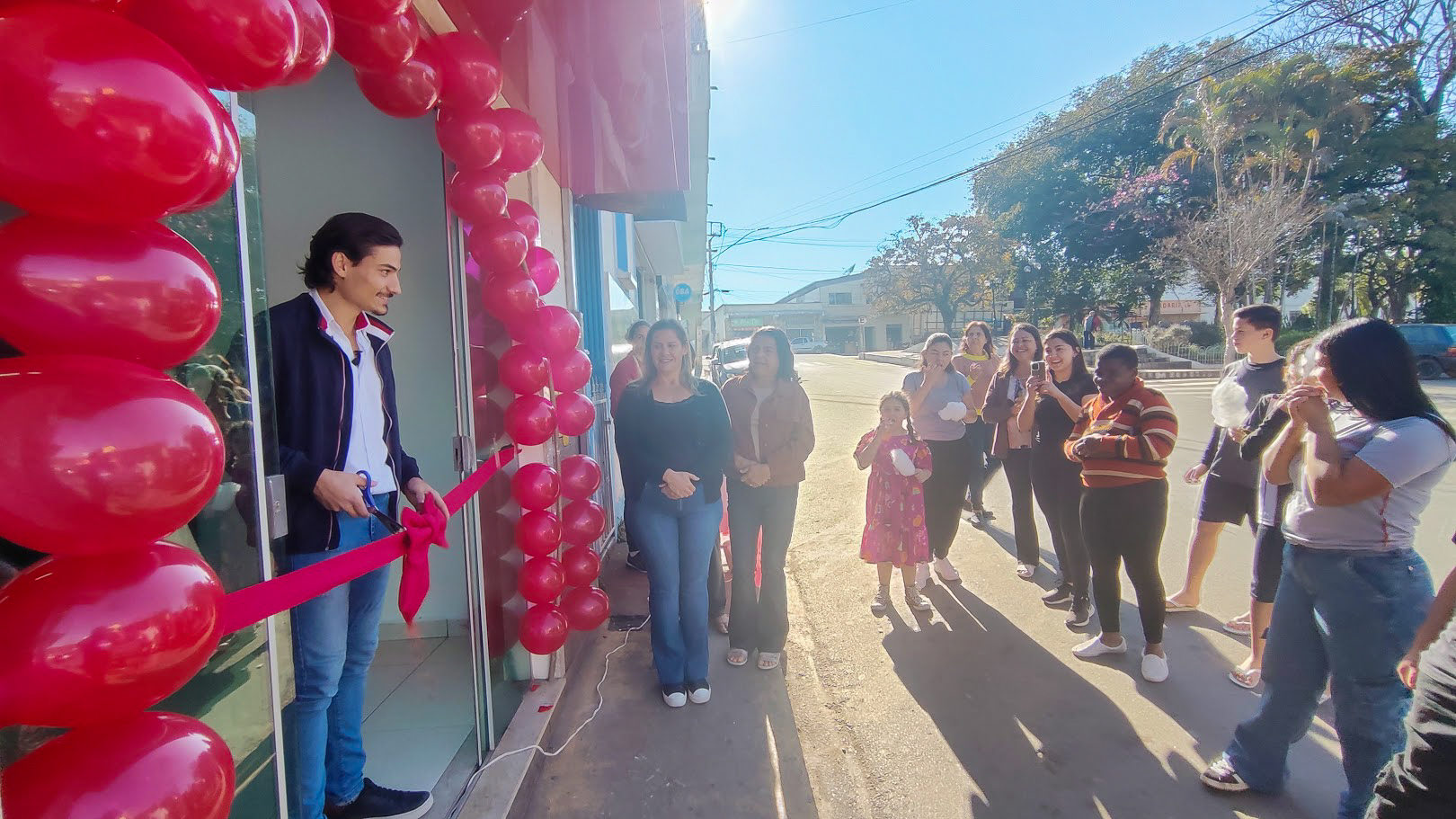 Momento mais aguardado pelos clientes a inauguração do Lojão do Sucesso abre suas portas