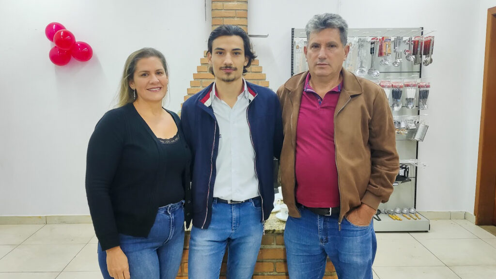 Inauguração do Lojão do Sucesso em Luminárias marca nova opção em utilidades com preços competitivos 7 O Empresário Júlio César com seus pais os proprietários da rede de Supermercados Sucesso