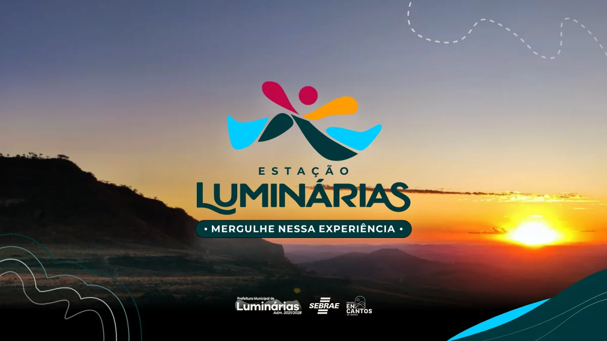 Estação Luminárias: temporada de turismo e cultura convida a mergulhar em Luminárias, MG 1 Marca da campanha Estação Luminárias sobre pôr do sol na serra, com logos da Prefeitura de Luminárias, Sebrae e Encantos de Minas