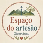 Logo do Espaço do Artesão Luminárias, com montanhas, um poste de luz e uma árvore dentro de um círculo bordado