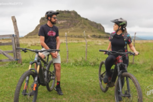 Fábio e Débora em frente ao Pico do Cruzeiro em Luminárias
