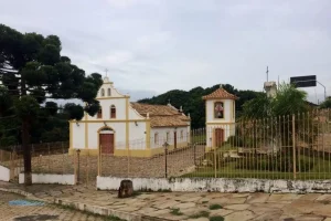 patrimonio_Luminárias-Igreja-Velha_imagem_Secretaria-de-Estado-de-Turismo-de-Minas-Gerais-1024x665